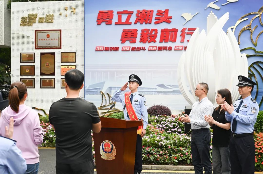 熏成黑炭还是帅！网友在线给“娃娃脸”民警征婚