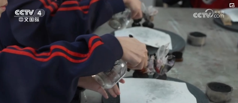 假日游国潮范十足 传统经典艺术与现代生活融合碰撞 假日游国潮范十足 传统经典艺术与现代生活融合碰撞