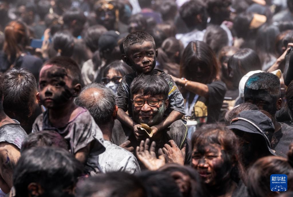 云南墨江:“抹黑脸” 送祝福 云南墨江:“抹黑脸” 送祝福