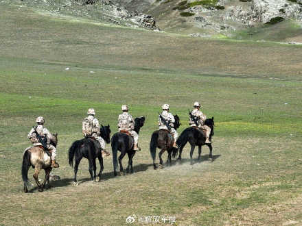 致敬坚守！边防战士骑马巡边疆