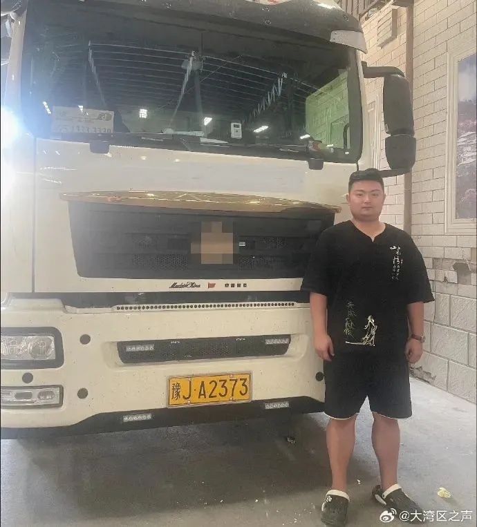 奖励10000元!塌方现场,他用货车拦住了几十辆车 奖励10000元!塌方现场,他用货车拦住了几十辆车