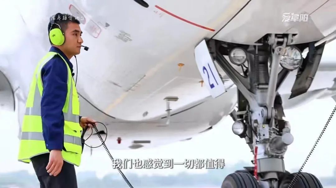 刚刚拍下!阜阳“飞机拜拜员”走红,网友:被可爱到了 刚刚拍下!阜阳“飞机拜拜员”走红,网友:被可爱到了