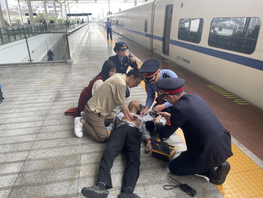 生死关头，福州这对情侣出手了！事发温州动车站！