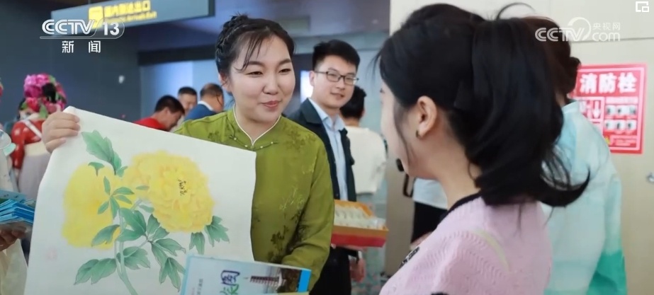 工笔牡丹画从跃然纸上到多点开“花” 跨界融合让农民画师假期忙不停