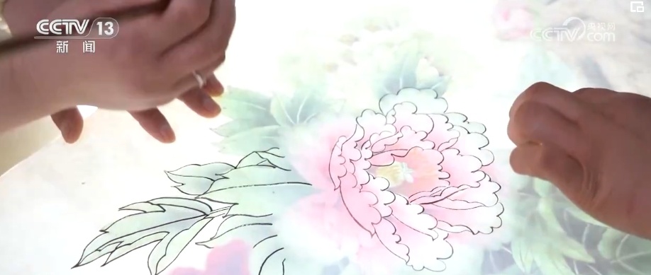 工笔牡丹画从跃然纸上到多点开“花” 跨界融合让农民画师假期忙不停