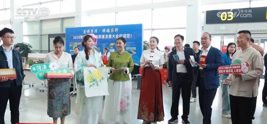 工笔牡丹画从跃然纸上到多点开“花” 跨界融合让农民画师假期忙不停