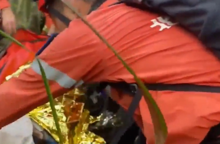 事发厦门，一女子从七八米高的山崖跌落......