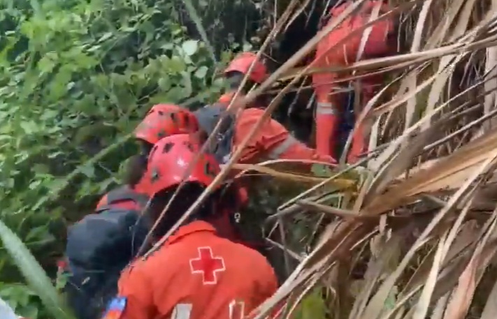 事发厦门，一女子从七八米高的山崖跌落......