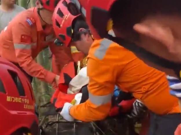 事发厦门，一女子从七八米高的山崖跌落......