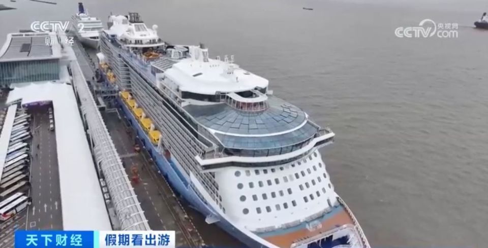 上海入境游订单量飙升超300%！外国游客爱上穿汉服、逛外滩