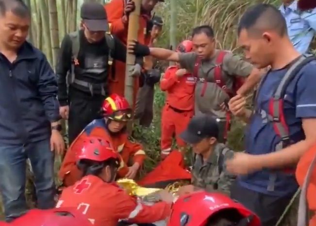事发厦门，一女子从七八米高的山崖跌落......