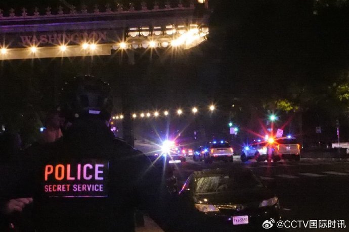 一辆汽车撞上白宫建筑群外围安全护栏，司机当场死亡
