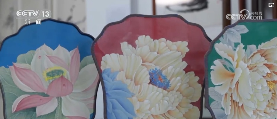 工笔牡丹画从跃然纸上到多点开“花” 跨界融合让农民画师假期忙不停