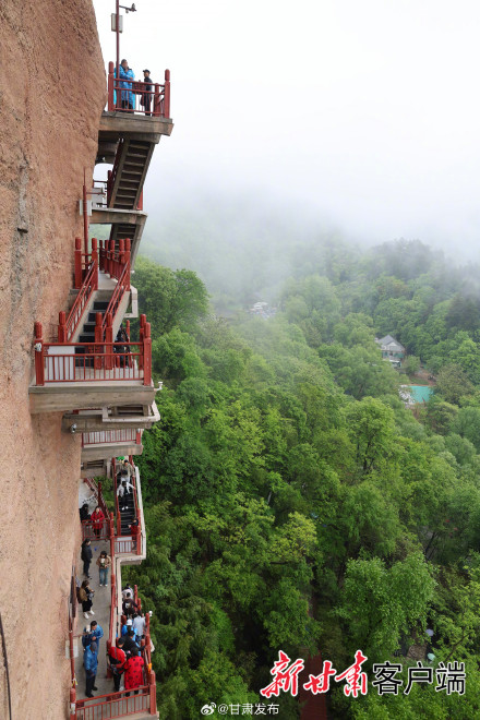 天水:“麦积烟雨”醉游人 天水:“麦积烟雨”醉游人