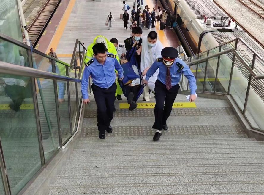 生死关头，福州这对情侣出手了！事发温州动车站！