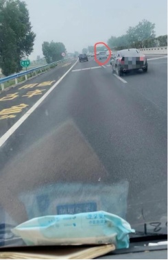 “差点就追尾了！”高速公路惊现“老头乐”，司机吐槽！多地回应……