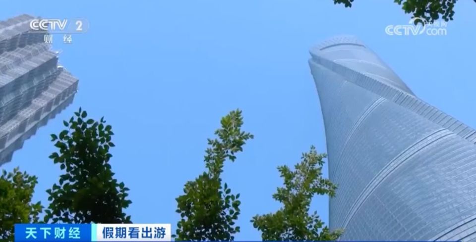 上海入境游订单量飙升超300%！外国游客爱上穿汉服、逛外滩