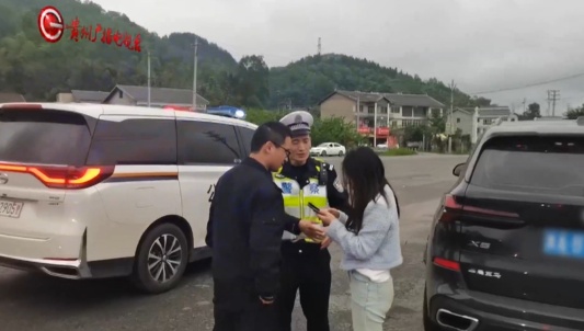 高速变"战场"！贵阳一对夫妻大打出手，导火索竟是……