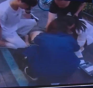 事发厦门，一女子从七八米高的山崖跌落......