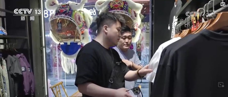 各地旅游市场“花样翻新” 释放“五一”假日消费换“新”活力 各地旅游市场“花样翻新” 释放“五一”假日消费换“新”活力
