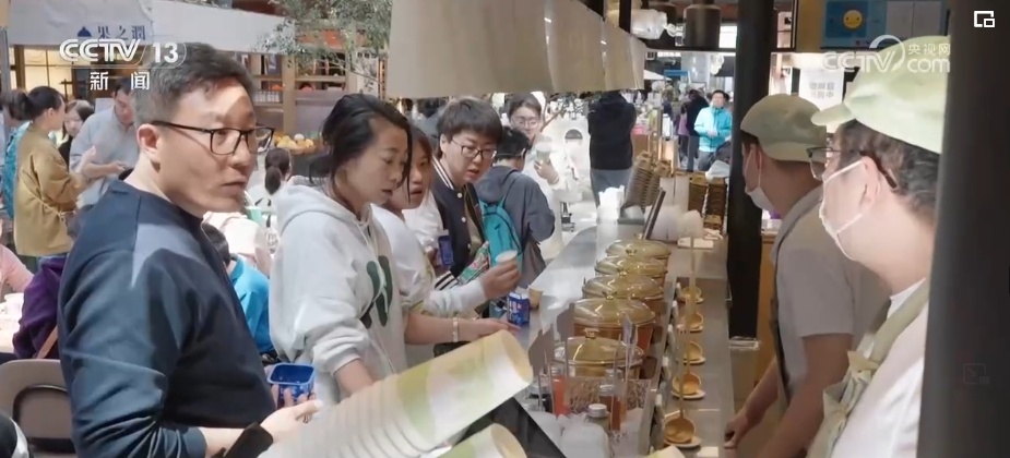 “老”景区呈现历史与摩登的交融 “接地气”“烟火气”激活消费新动力