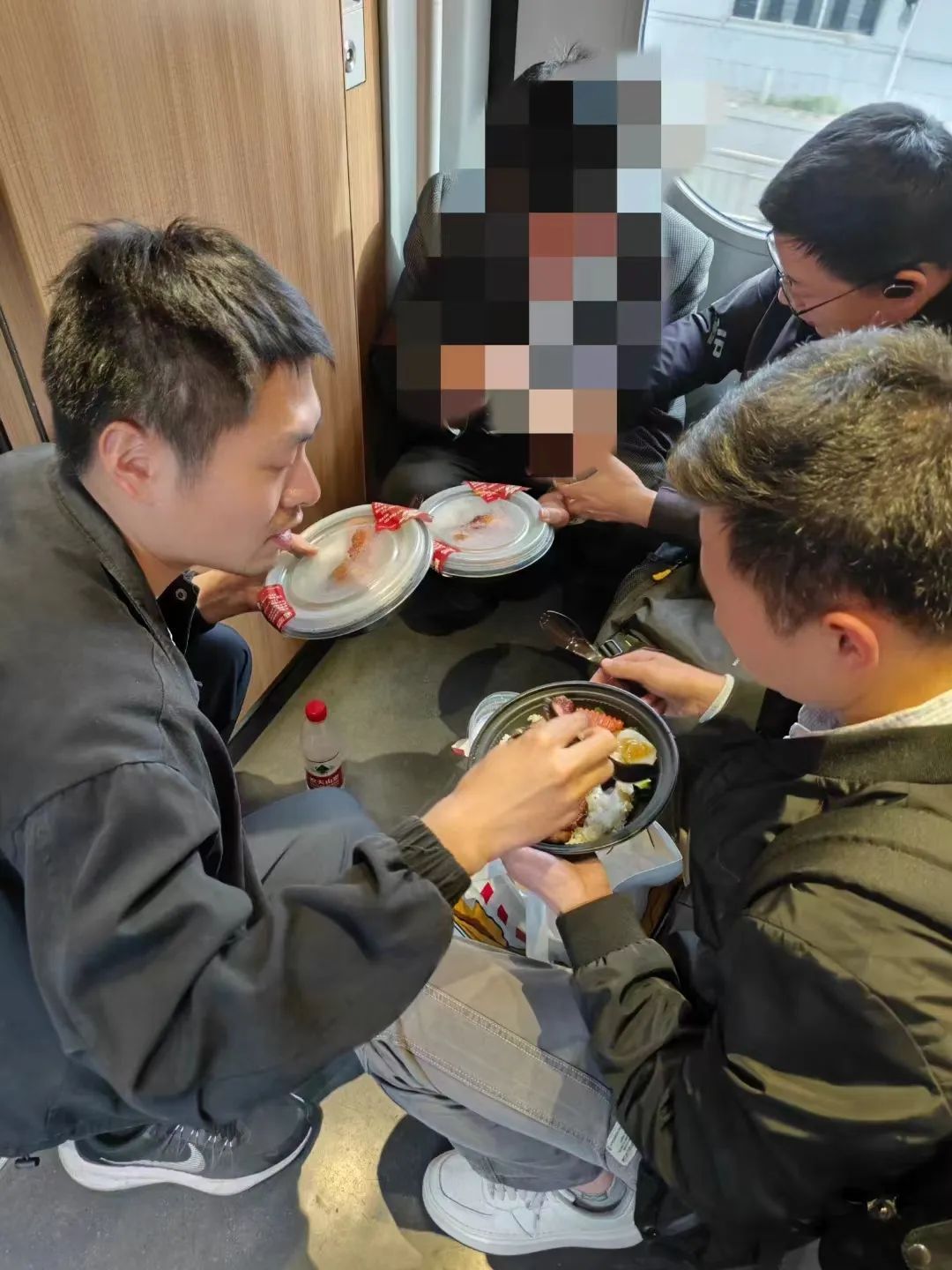 高铁上这组“偷拍照”火了！