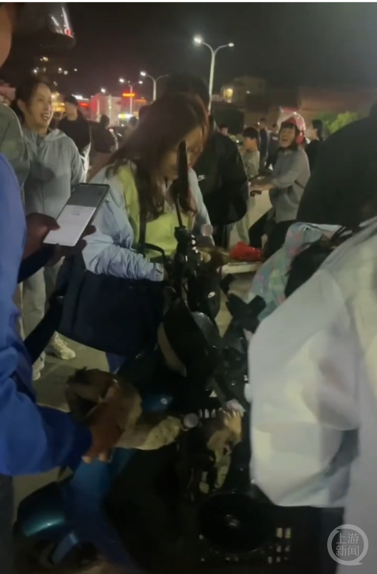 福建平潭游客买石头扔海赏玩“蓝眼泪” ，当地文旅回应