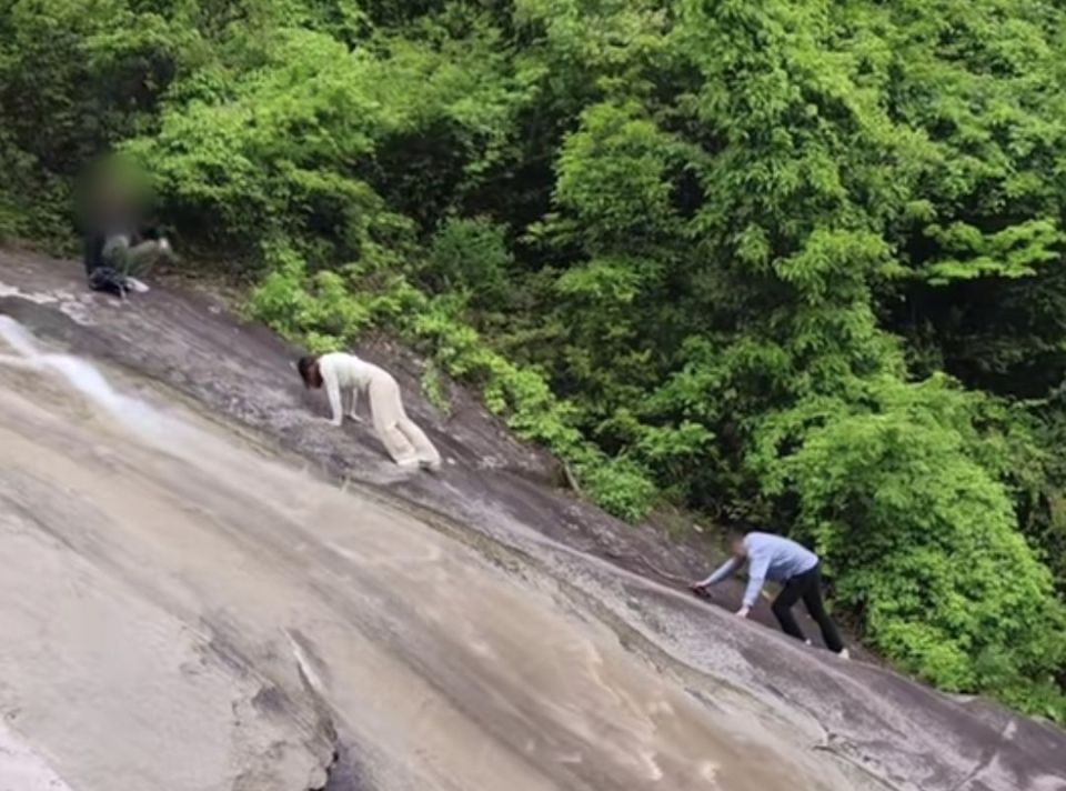 男子为救被困岩壁女子跌落瀑布下游,当地回应:斜面高约四五米,一直不建议攀爬 男子为救被困岩壁女子跌落瀑布下游,当地回应:斜面高约四五米,一直不建议攀爬