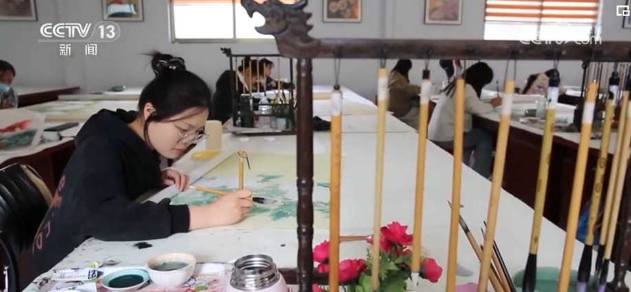 工笔牡丹画从跃然纸上到多点开“花” 跨界融合让农民画师假期忙不停