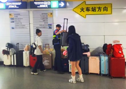 南昌地铁站里200多个行李箱“排长龙”！民警为“旅游特种兵”们看守箱包