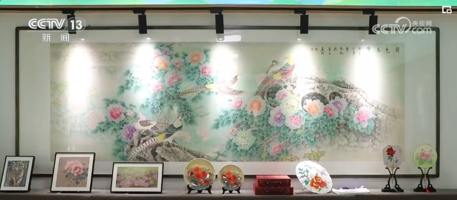 工笔牡丹画从跃然纸上到多点开“花” 跨界融合让农民画师假期忙不停