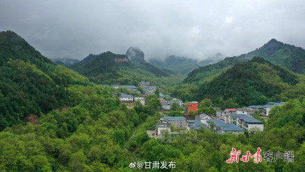 天水:“麦积烟雨”醉游人 天水:“麦积烟雨”醉游人