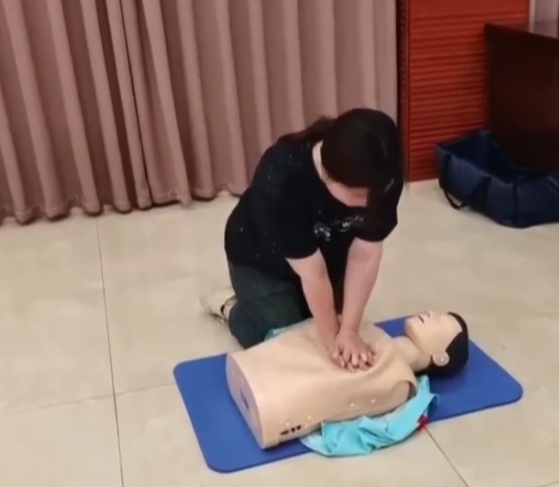 事发厦门，一女子从七八米高的山崖跌落......