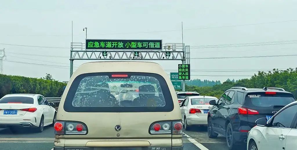 在高速路应急车道玩平衡车？违法了！