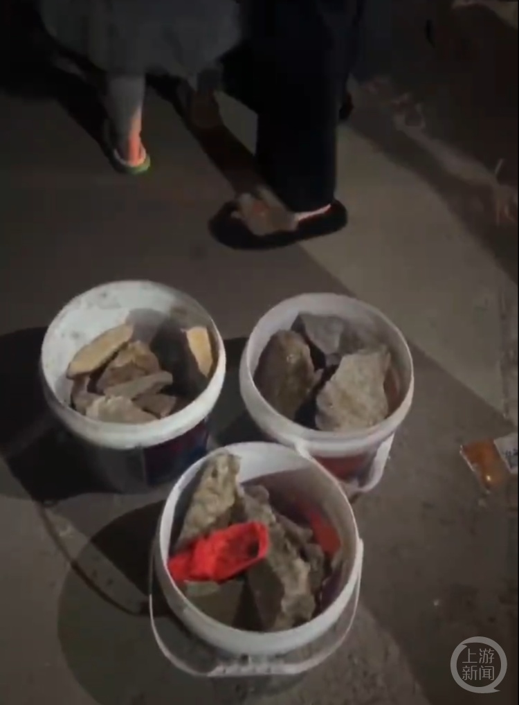 福建平潭游客买石头扔海赏玩“蓝眼泪” ，当地文旅回应