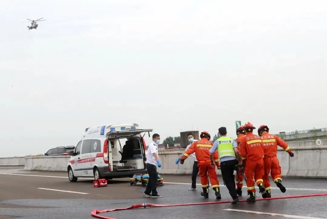 在高速路应急车道玩平衡车？违法了！