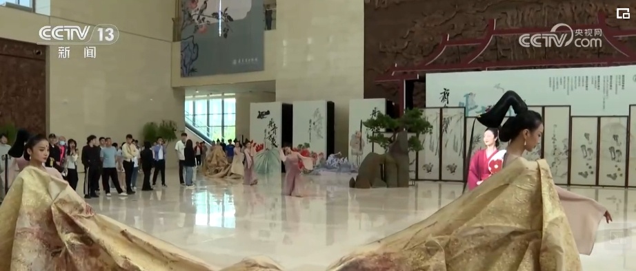各地旅游市场“花样翻新” 释放“五一”假日消费换“新”活力 各地旅游市场“花样翻新” 释放“五一”假日消费换“新”活力