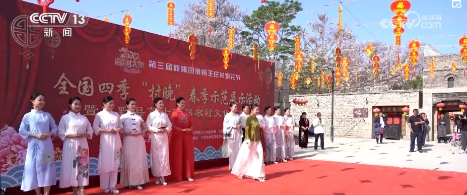 工笔牡丹画从跃然纸上到多点开“花” 跨界融合让农民画师假期忙不停