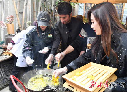 临夏八坊十三巷迎来假期旅游热