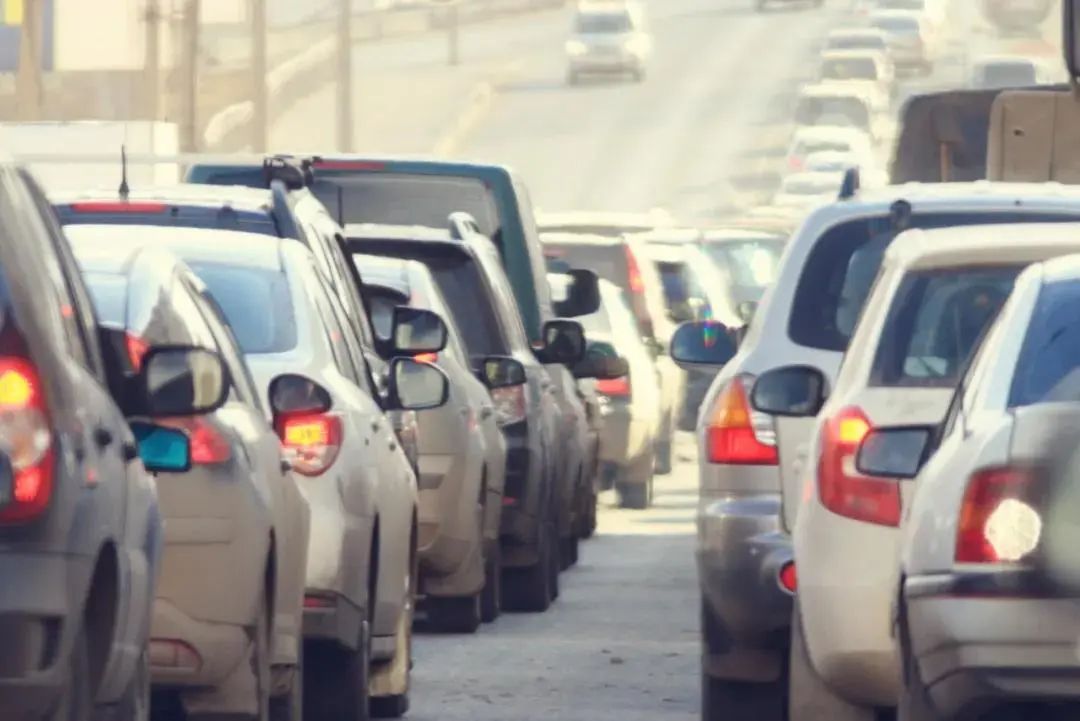 在高速路应急车道玩平衡车？违法了！