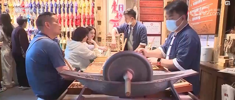 “老”景区呈现历史与摩登的交融 “接地气”“烟火气”激活消费新动力