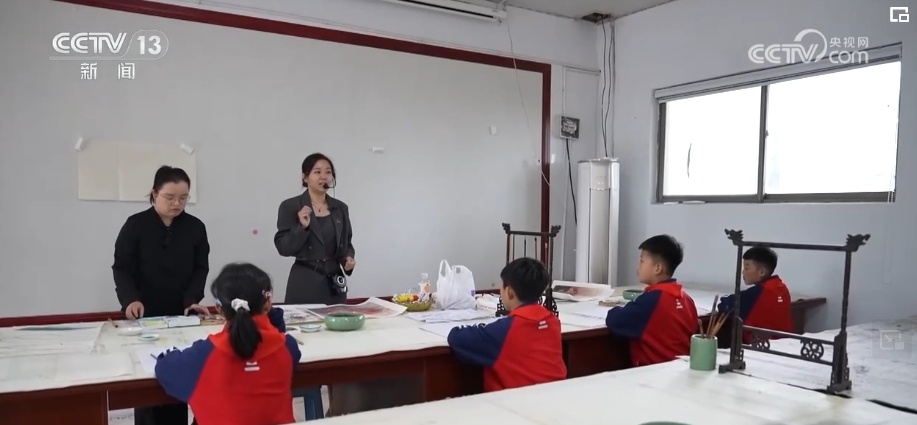 工笔牡丹画从跃然纸上到多点开“花” 跨界融合让农民画师假期忙不停