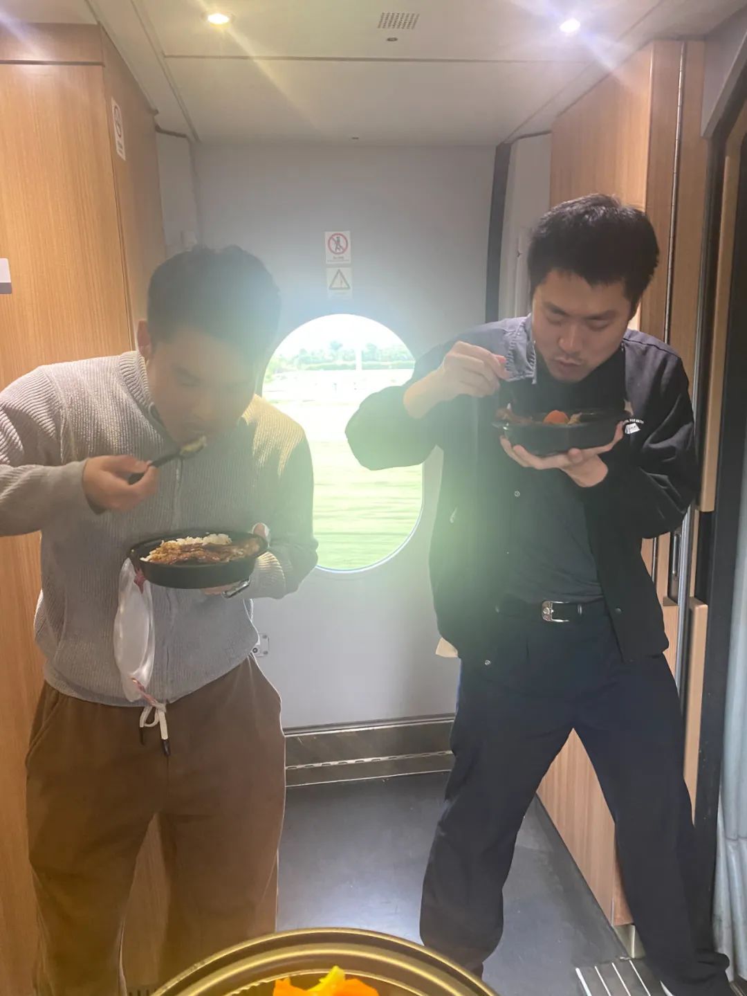 高铁上这组“偷拍照”火了！