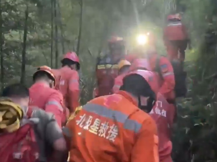 事发厦门，一女子从七八米高的山崖跌落......