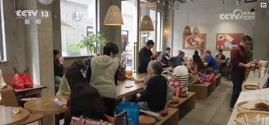 “老”景区呈现历史与摩登的交融 “接地气”“烟火气”激活消费新动力