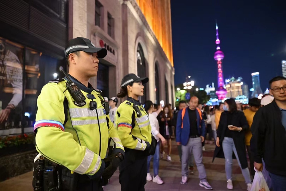 上海外滩人从众，风景竟是他们！网友直呼：这也太帅了吧