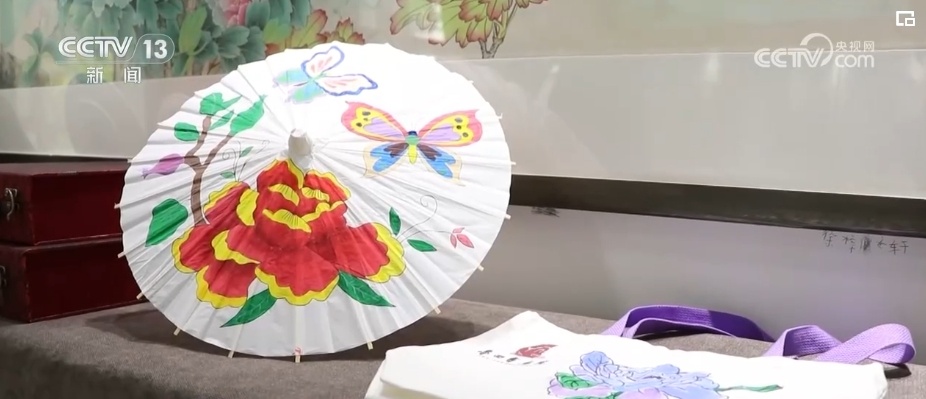 工笔牡丹画从跃然纸上到多点开“花” 跨界融合让农民画师假期忙不停