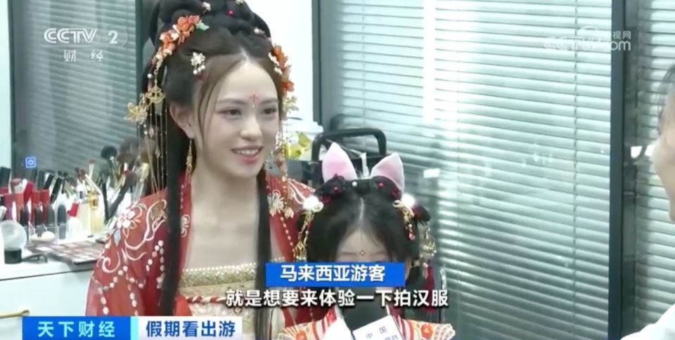 上海入境游订单量飙升超300%！外国游客爱上穿汉服、逛外滩