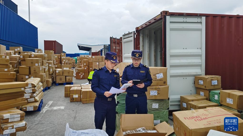 重庆国际物流枢纽园区运行繁忙