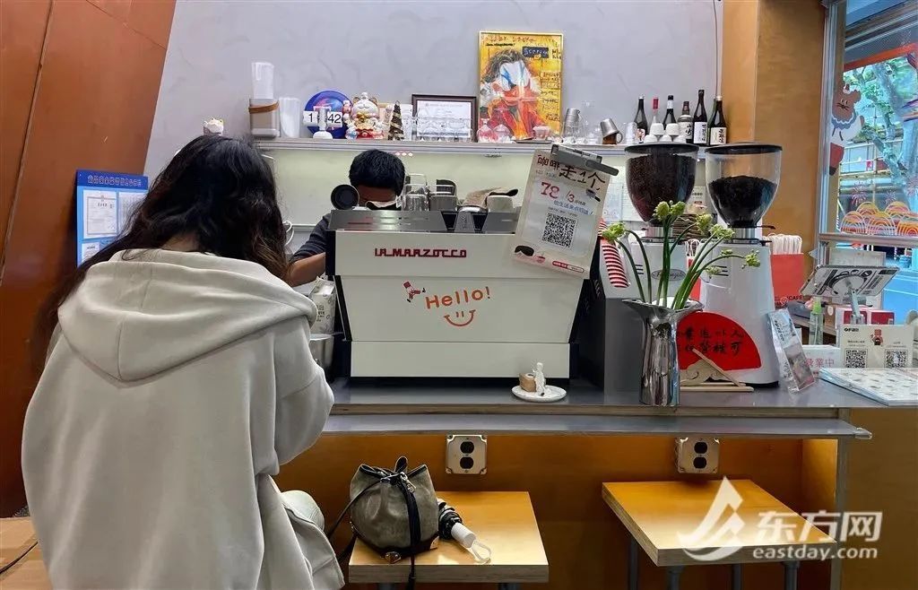 上海有家“被迫营业”咖啡店：早上7点开始“整活”，特调被外媒报道